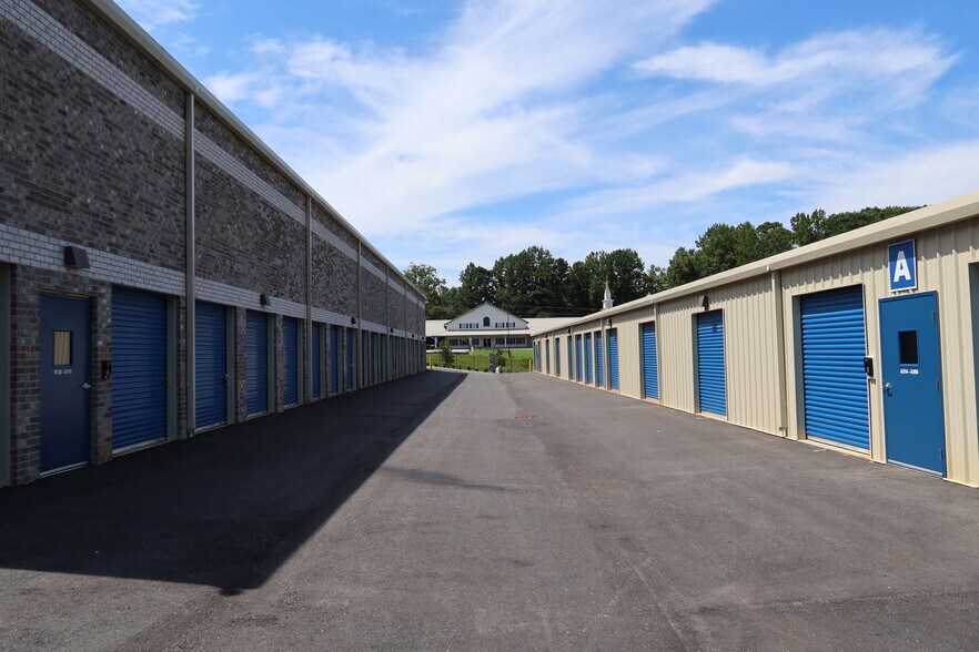 More Photos Of 3625 McEver Rd, Oakwood Self Storage For Sale