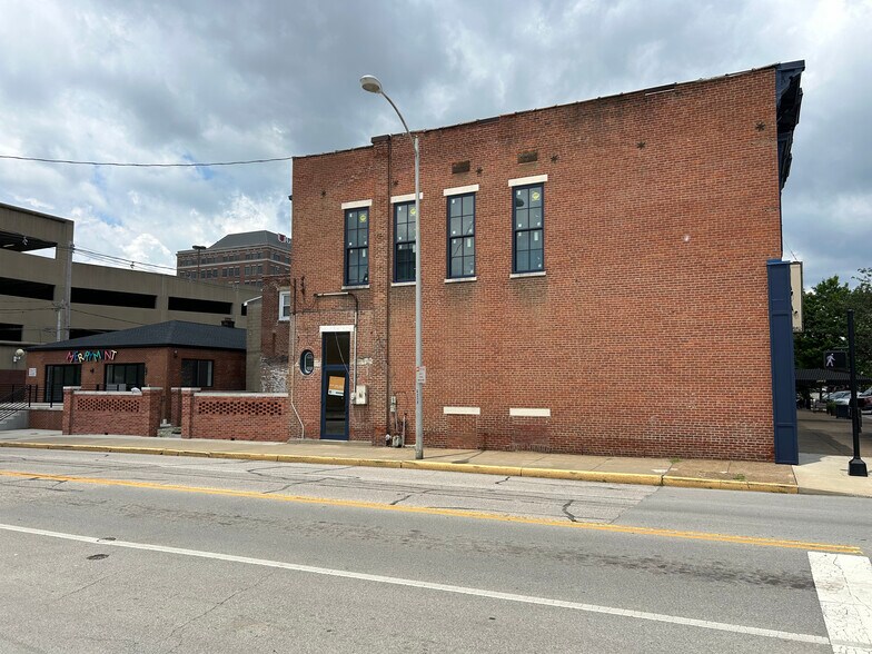 More Photos Of 129 SE 4th St, Evansville Storefront For Lease