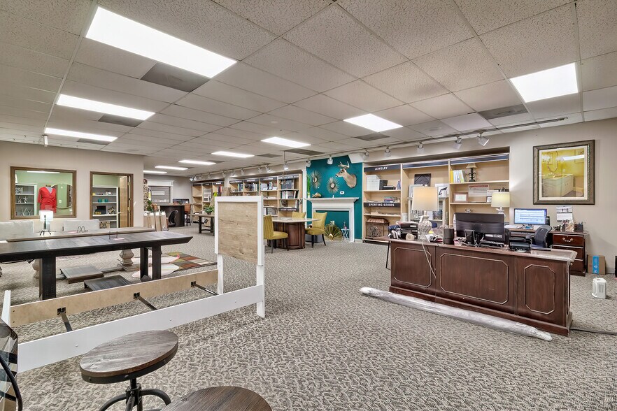More Photos Of 1076 Sunset Blvd, West Columbia Showroom For Lease