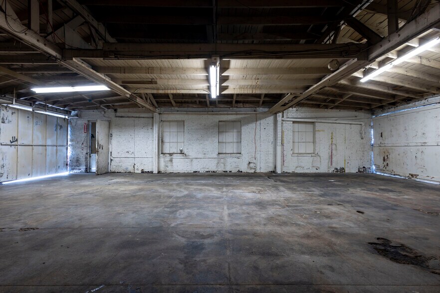 More Photos Of 110 E 62nd St, Los Angeles Auto Repair For Lease