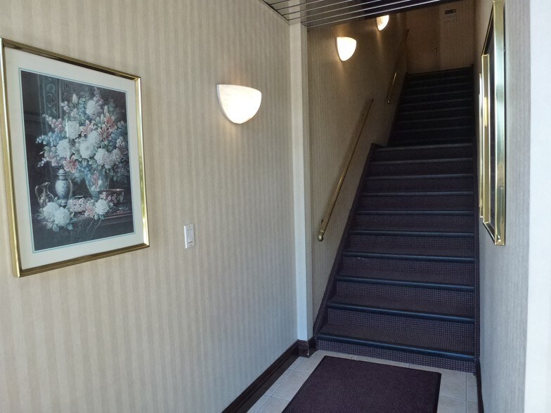 More Photos Of 25-27 Great Neck Rd, Great Neck Storefront Retail Office For Lease
