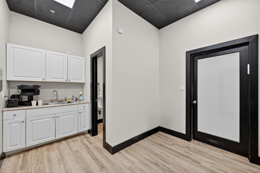More Photos Of 297 Margaret King Ave, Ringwood Warehouse For Sale