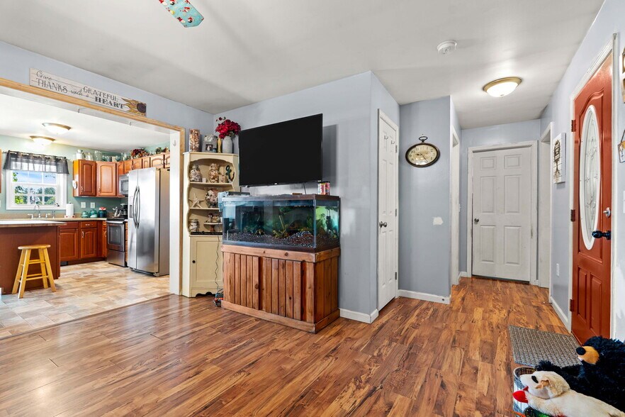 More Photos Of 25 Beacon St, Amesbury Showroom For Sale