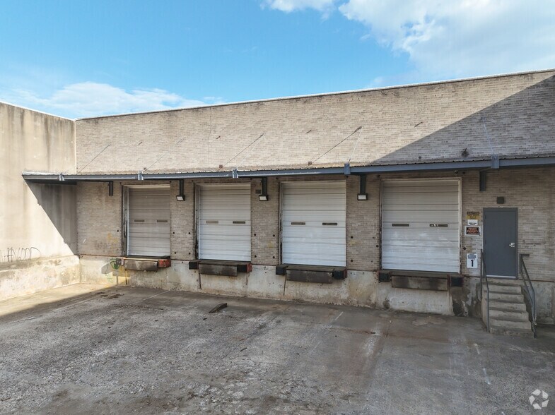 More Photos Of 100 W Parkwood St, Stanley Warehouse For Lease