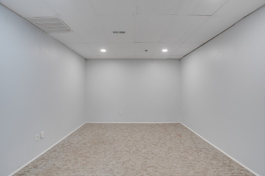 More Photos Of 1008 Baker Rd, High Point Warehouse For Lease