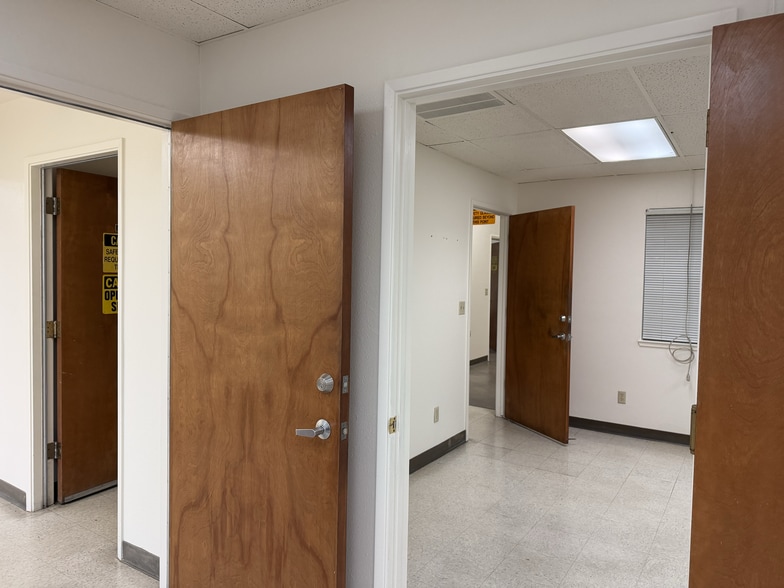 More Photos Of 536 Hi Tech Pky, Oakdale Warehouse For Sale