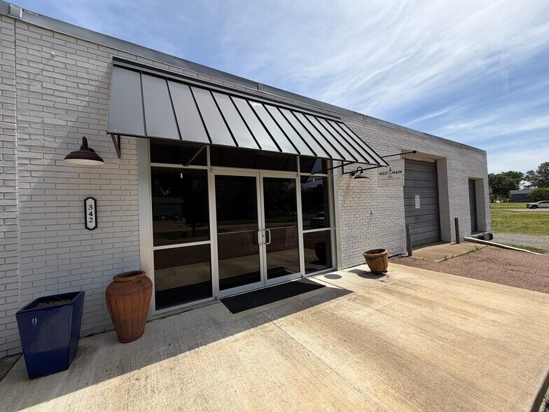 Primary Photo Of 342 First St, Flora Restaurant For Lease