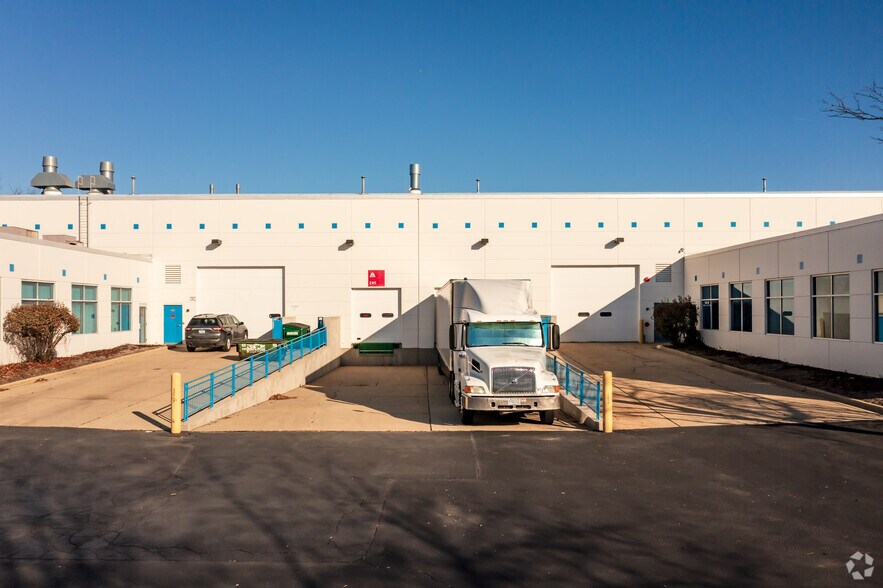 More Photos Of 265 Spring Lake Dr, Itasca Showroom For Lease