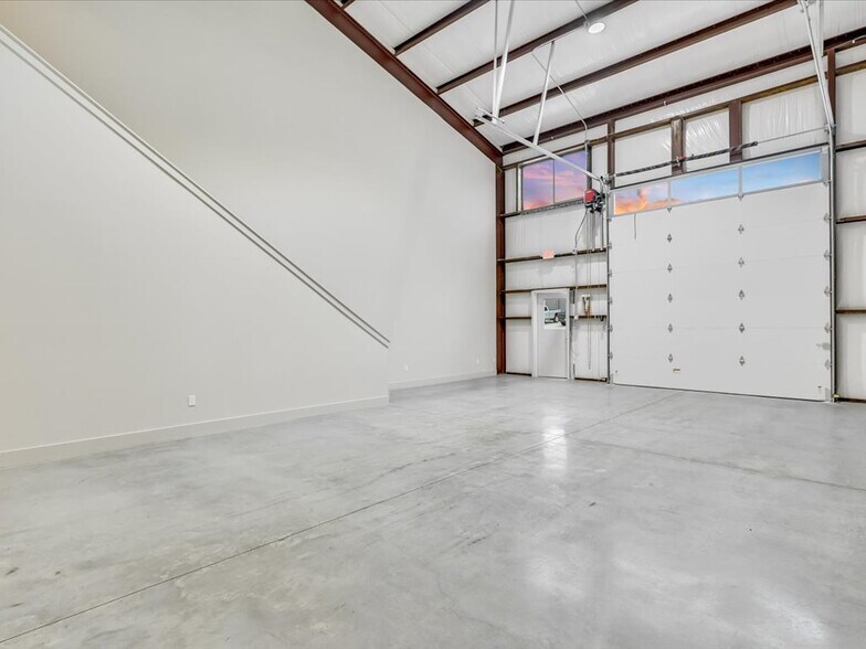 More Photos Of 15210 Fitzhugh Rd, Austin Light Distribution For Lease
