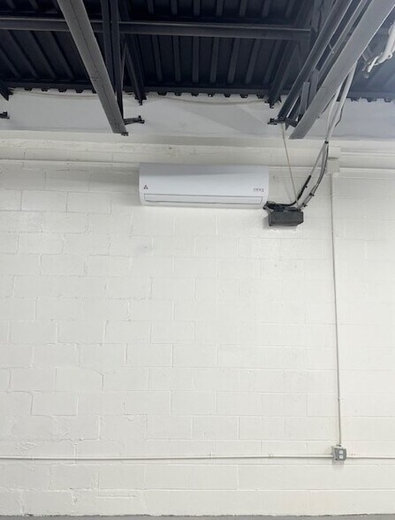 More Photos Of 541 Roosevelt Ave, San Antonio Warehouse For Lease