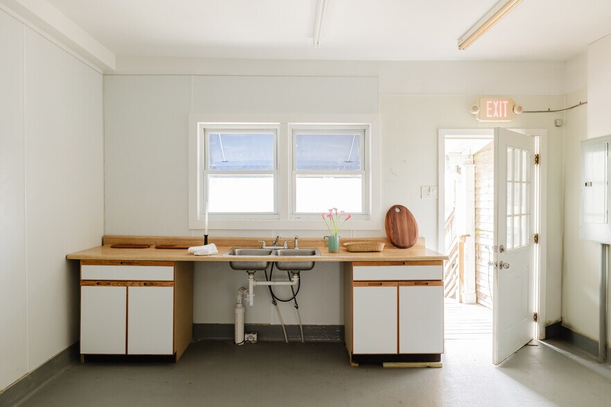 More Photos Of 323 Warren St, Hudson Storefront Retail Residential For Sale