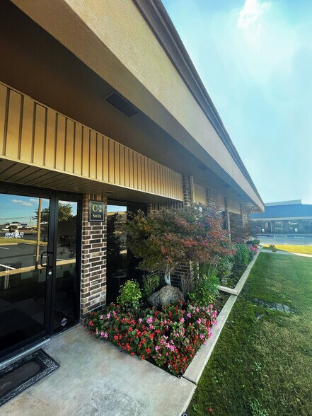 More Photos Of 510 E Memorial Rd, Oklahoma City Unknown For Lease