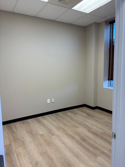 More Photos Of 131 Overhill Dr, Mooresville Warehouse For Lease