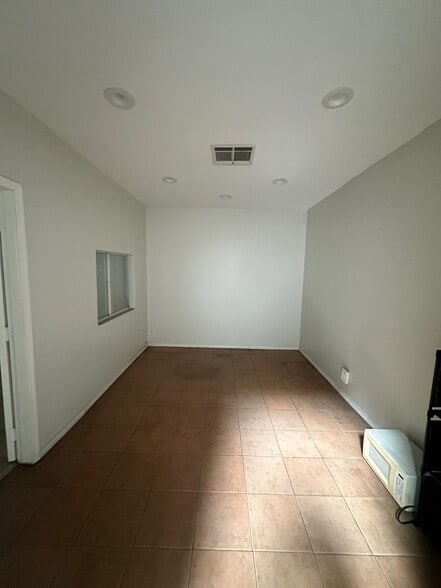 More Photos Of 15610-15630 S Figueroa St, Gardena Warehouse For Lease