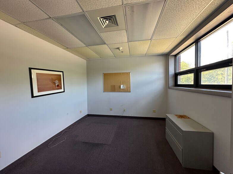 More Photos Of 26 Sears Way, West Springfield Distribution For Sale