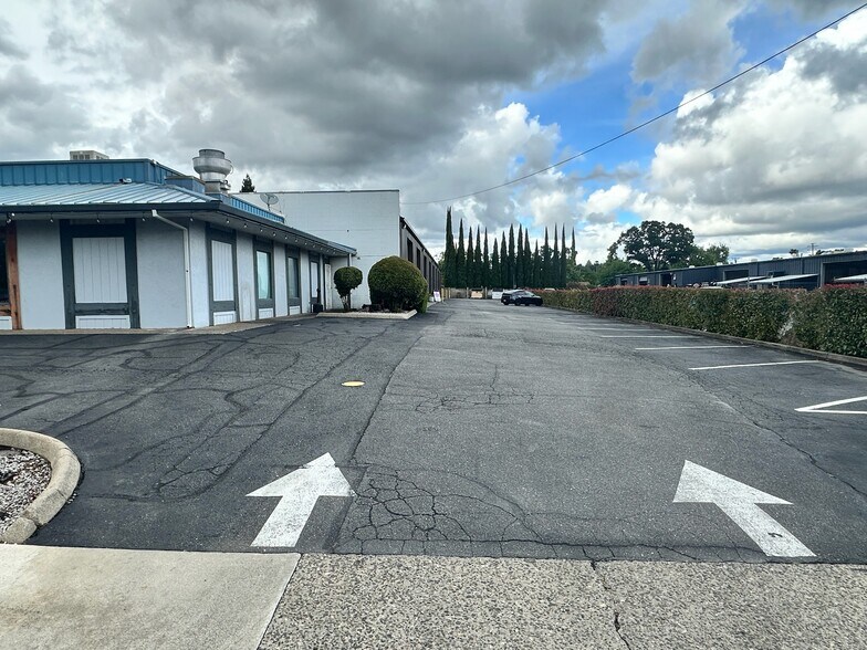 More Photos Of 2704 Hartnell Ave, Redding Freestanding For Lease