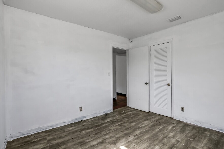 More Photos Of 6406 Merrill Rd, Jacksonville Office For Sale