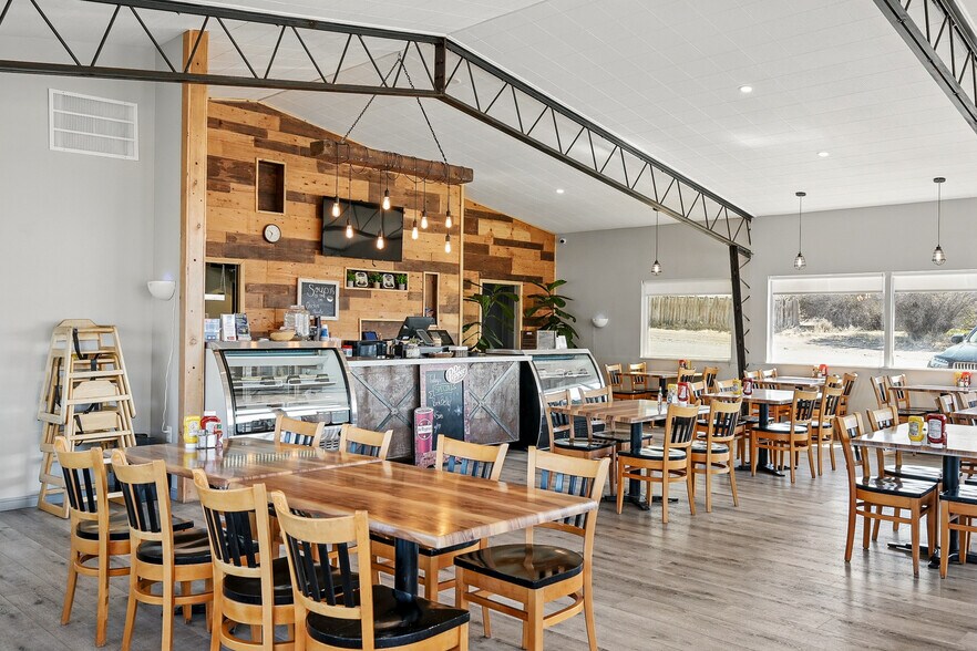 More Photos Of 91 E Main St, Bicknell Hotel For Sale