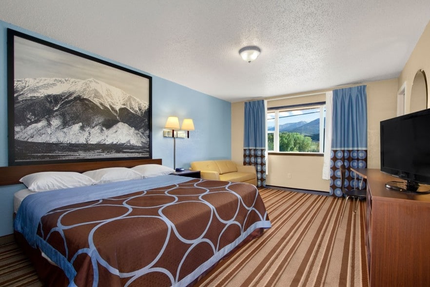 More Photos Of 525 W Rainbow Blvd, Salida Hotel For Sale
