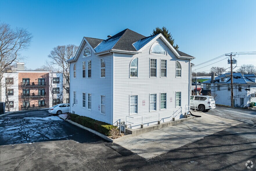More Photos Of 1000 Main St, Port Jefferson Office For Lease