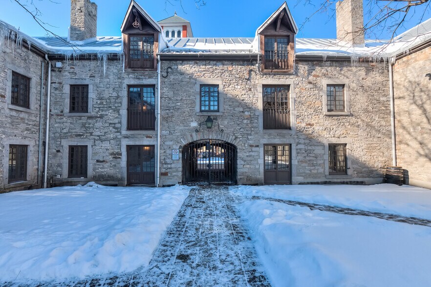 More Photos Of 300 Pl D'youville, Montréal Office For Lease