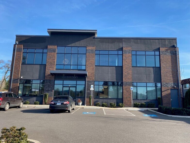 More Photos Of 735 E Clarendon St, Gladstone Office For Sale