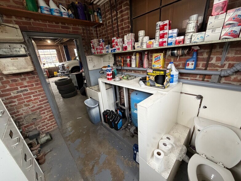 More Photos Of 10615 Crain hwy, Faulkner Auto Repair For Sale