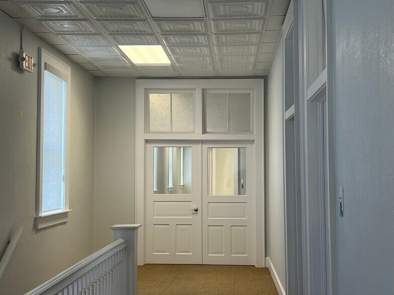 More Photos Of 113 E 3rd St, Taylor Storefront Retail Office For Lease