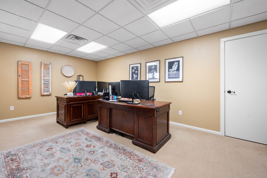 More Photos Of 2529 74th St, Lubbock Office For Lease