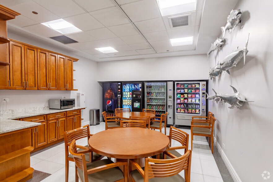 More Photos Of 1111 Plaza Dr, Schaumburg Unknown For Lease