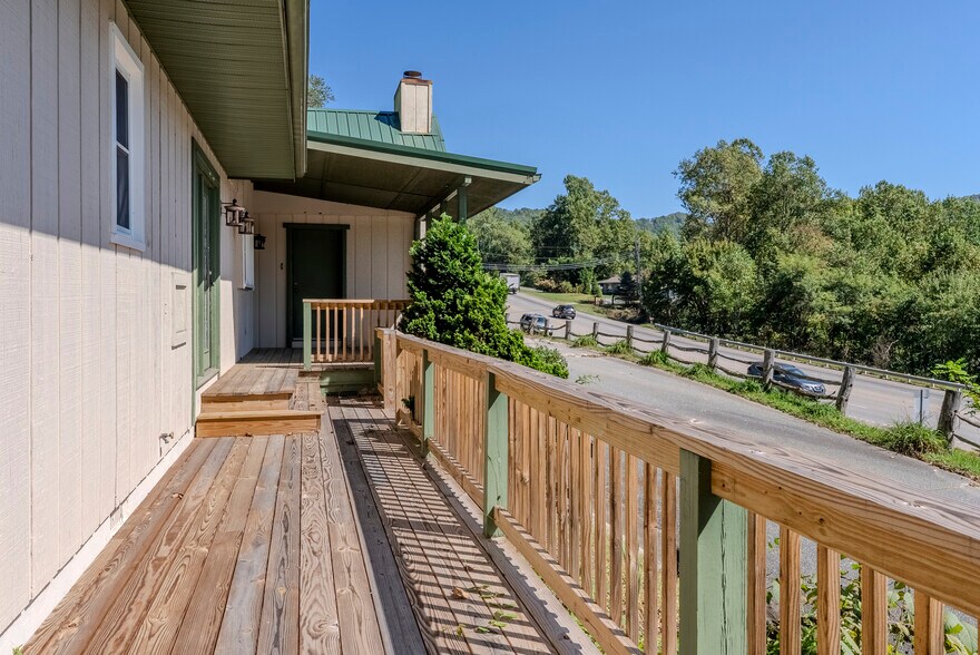 More Photos Of 8356 Sylva Rd, Franklin Office For Sale