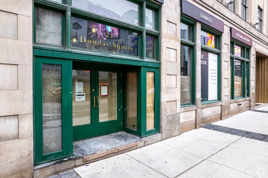 More Photos Of 21 Dundas Sq, Toronto Office For Lease