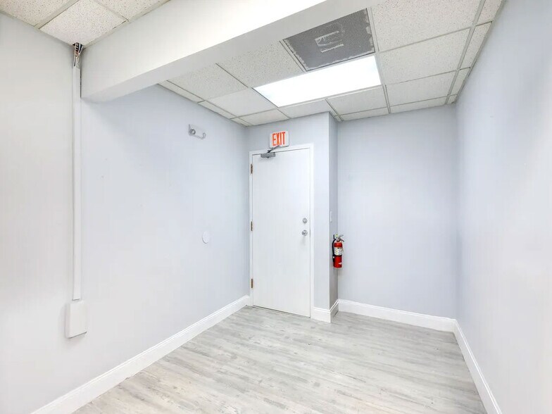 More Photos Of 7880 N University Dr, Tamarac Office Residential For Lease