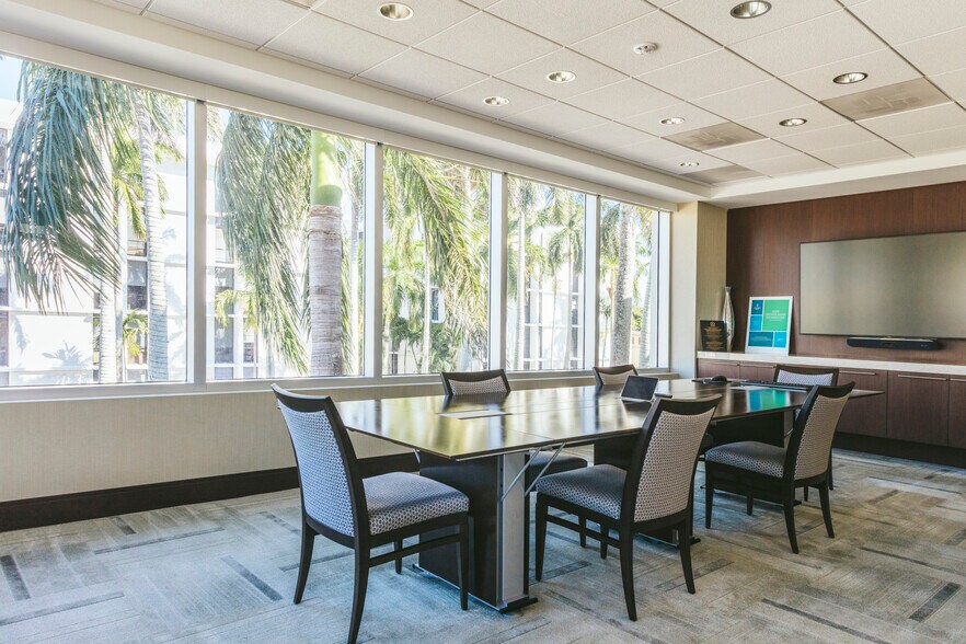 More Photos Of 250 Royal Palm Way, Palm Beach Office For Lease