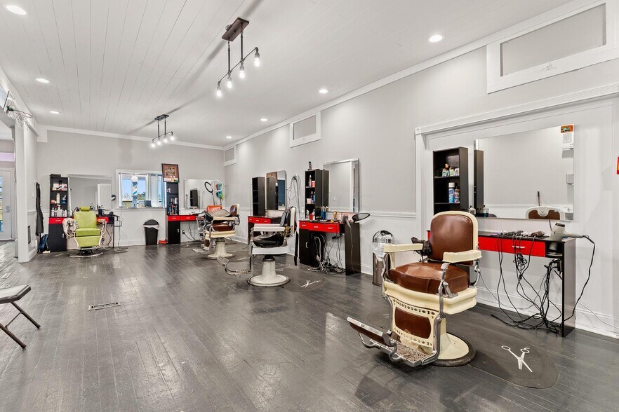 More Photos Of 1550 Lewis Center Rd, Lewis Center Freestanding For Sale