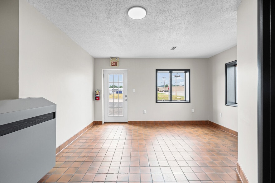 More Photos Of 11 S 2nd St, Festus Office For Sale
