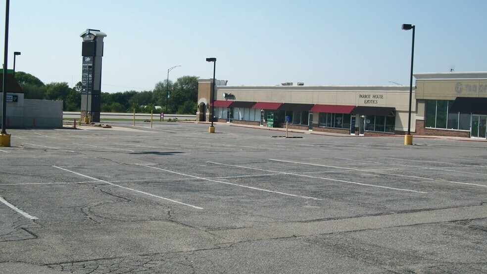 More Photos Of 200 W Greenway Ct, Derby Unknown For Lease