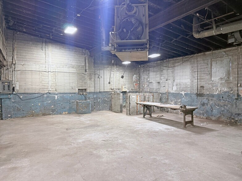 More Photos Of 2229 E New York St, Indianapolis Flex For Lease