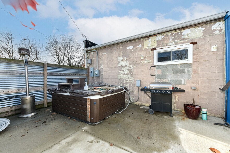 More Photos Of 2421 Central Ave, Indianapolis Office For Sale