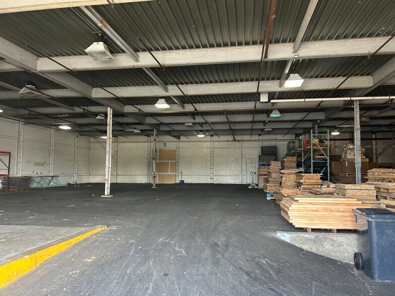 More Photos Of 20 N Front St, Bally Distribution For Sale