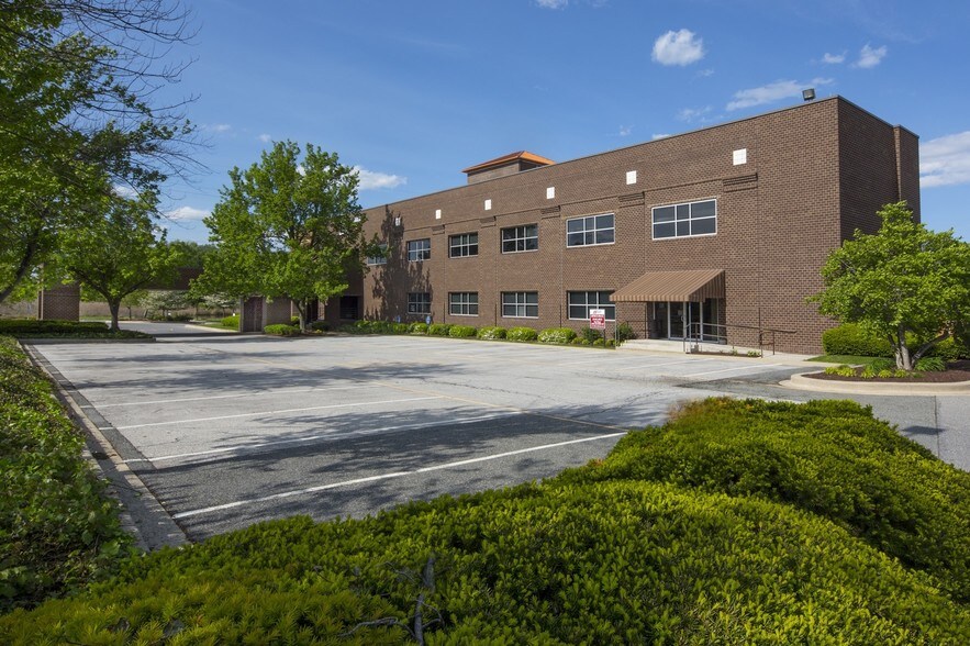 More Photos Of 910 W Basin Rd, New Castle Unknown For Lease