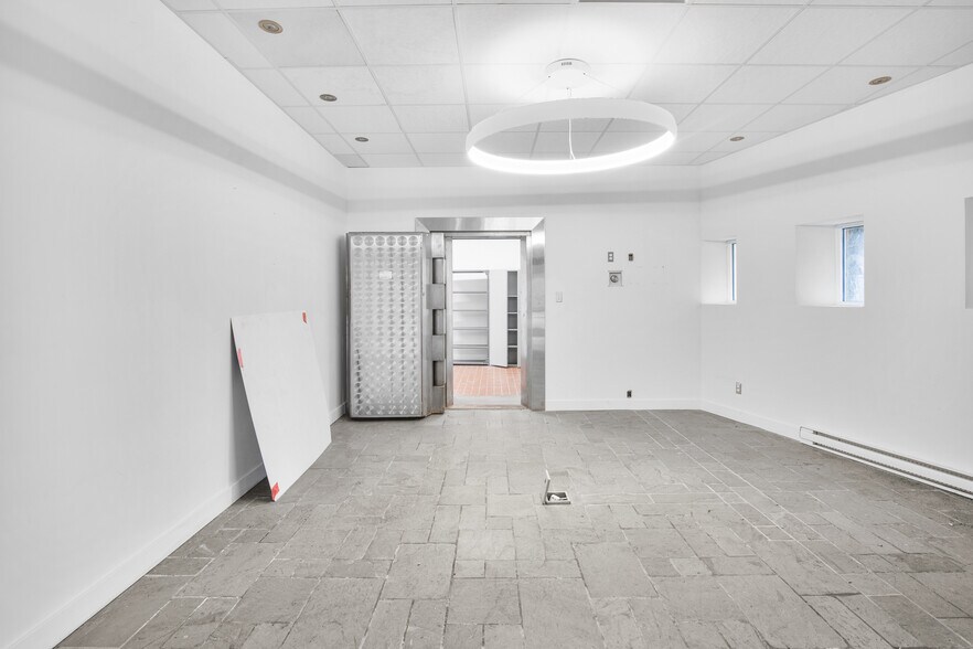 More Photos Of 4 Rue Saint-Charles E, Longueuil Office For Lease