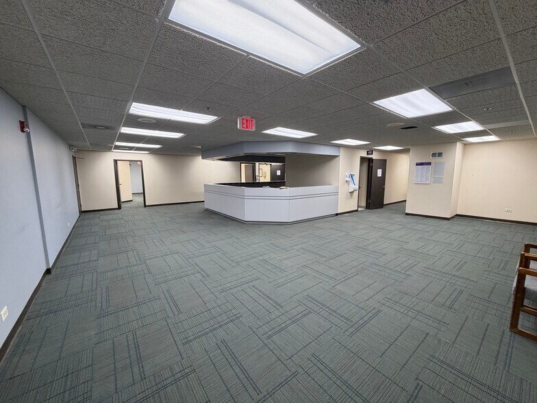 More Photos Of 511-515 Thornhill Dr, Carol Stream Unknown For Lease