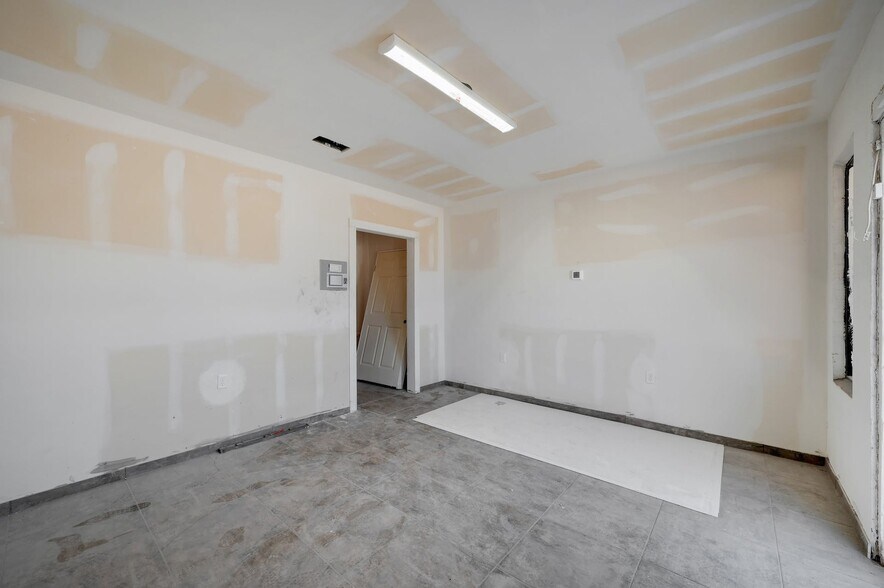 More Photos Of 2200-2204 S WW White Rd, San Antonio Restaurant For Lease