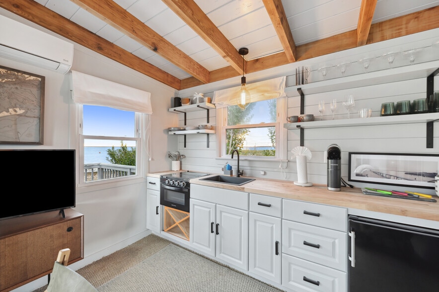 More Photos Of 32 Lighthouse Rd, Hampton Bays Hotel For Sale