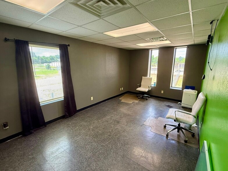 More Photos Of 2103 E SH 31, Kilgore Warehouse For Lease