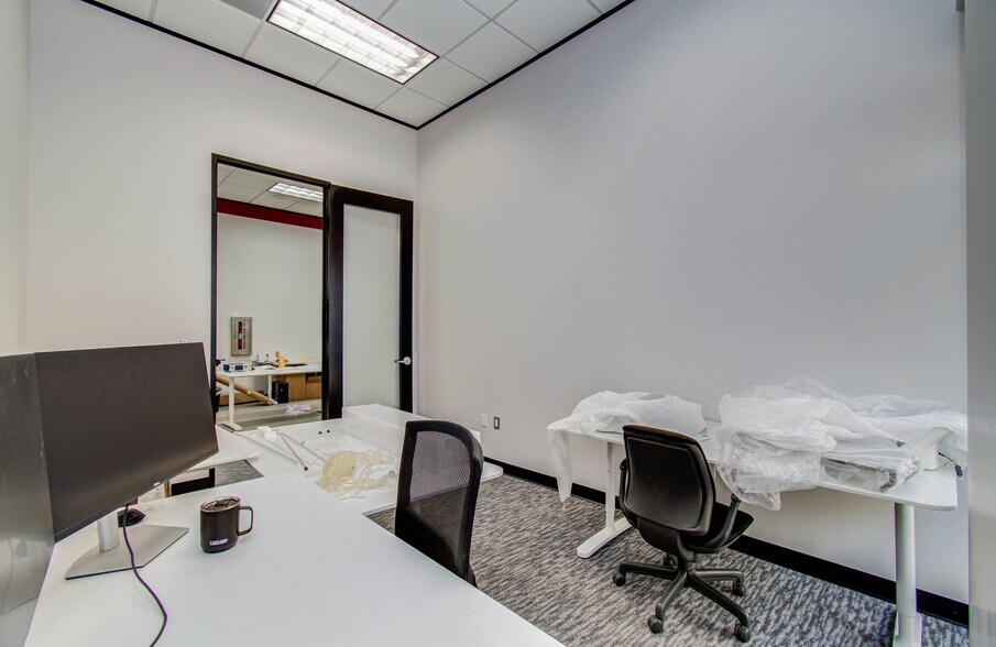 More Photos Of 9330 Kirby Dr, Houston Research And Development For Lease