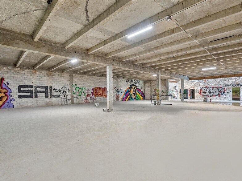 More Photos Of 301 NW 36th St, Miami General Retail For Sale