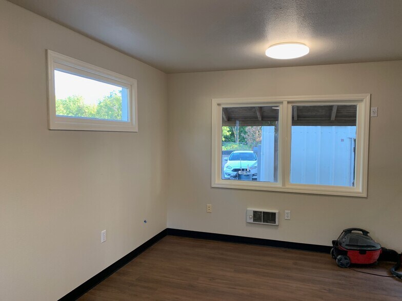 More Photos Of 9760 SW Tigard St, Tigard Light Manufacturing For Lease
