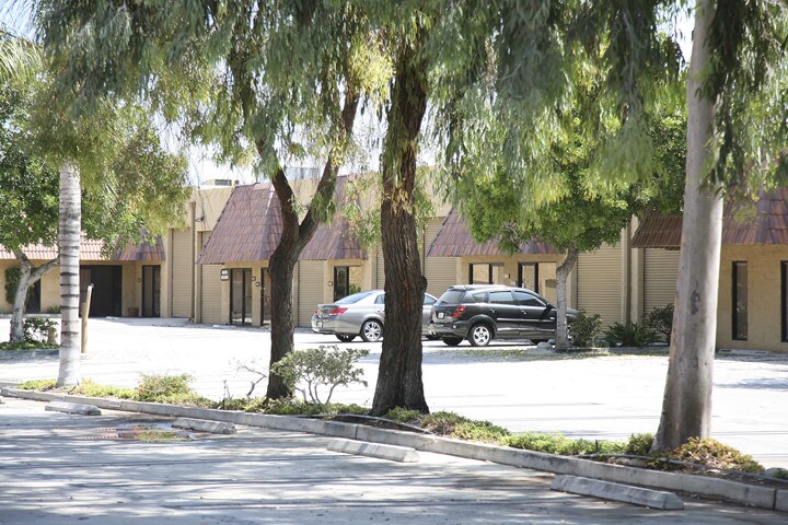 More Photos Of 16760 Stagg St, Van Nuys Warehouse For Lease